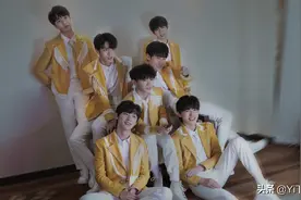 刘耀文下意识打电话的姿势，瞬间让我回到现实，大概这就是代沟吧图片