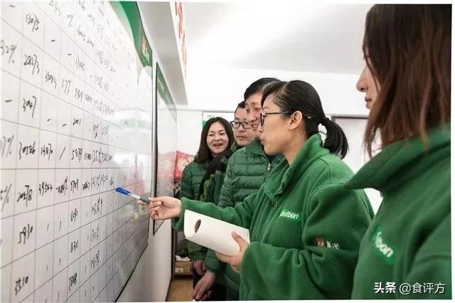 浇在李彦宏头上“那瓶水”，去年卖了上百亿