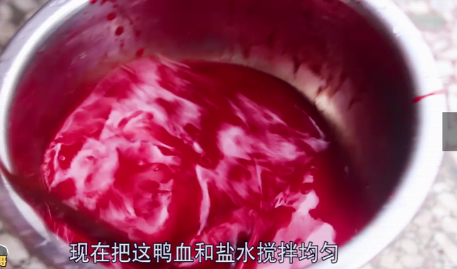 湖南“血酱鸭”最正宗的做法，香辣可口，看着食欲大增，你敢吃吗