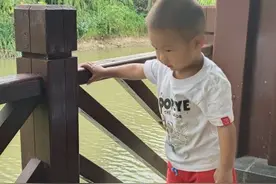 认生的宝宝回到老家，见到分开一年的爷爷奶奶却一点也不陌生？？图片