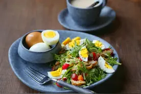 医聊 | 秒懂饮食：怕胆固醇高只吃蛋白不吃蛋黄真的好吗？图片