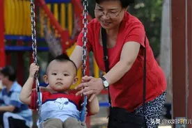 有一种母爱叫“姥姥”，带了3年外孙，因一碗药被女儿一番斥责图片