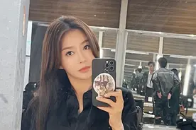 41岁秦岚无修图被曝出，前凸后翘身材好，却被误认为是刘晓庆？图片