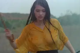 《火烧岛》：成龙为还人情才出演电影，一个雨中镜头让她一炮走红图片