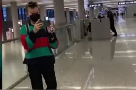 王菲女儿窦靖童机场吓跑狗仔，原因太意外？个性发型装扮引发争议图片