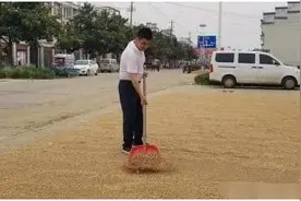 捐20亿后"失踪"！我国第一大善人"倒"了，如今在乡下田里收麦子图片