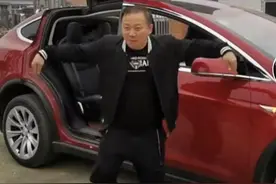 51岁“谢广坤”村里晒豪车！两个车门打开像翅膀，激动到控制不住图片