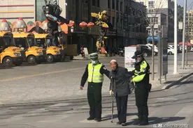 【我为群众办实事︱闪电行动队】点赞！执勤民警扶老人过马路，动作简单却很暖心图片