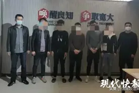 3人在商场扫码进群领零食 群里除了他们全是骗子图片