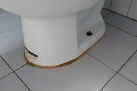 马桶、水槽缝隙发霉，别再更换玻璃胶，教你2招，天天干净如新图片