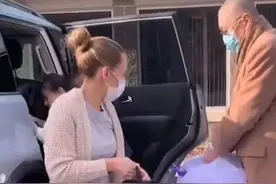 81岁钢琴大师老来得子，步履蹒跚学带娃，网友懵了：这还能生？图片