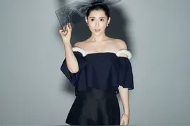 李心艾黑裙子可爱俏皮写真图片