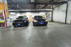 34万元买沃尔沃S90，车库遇奔驰C200L，奔驰车主随手拍了一张照片图片