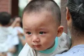 为什么宝宝看到某个人会突然大哭？这不是迷信，有科学根据图片