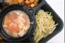 明星录综艺一份盒饭150元，四菜一汤，网友：饭堂30元不能再多了图片