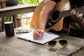 卖词曲月收入过万，中国音乐产业链深入“工业化”腹地图片