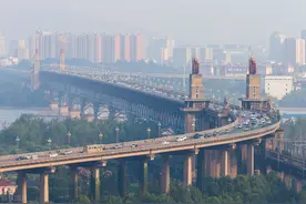 苏大强之南京（人口分布情况）：鼓楼区94万人，江宁区192.6万人图片