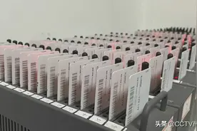 小区工作室暗藏“猫腻”，一天自动生成四五百个微信号，贩号牟利窝点被捣毁图片