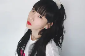 泰妍晒美照梳齐刘海半扎马尾显清纯，穿白T甜笑少女感足图片
