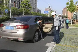 多地出现定制版“接娃电动车”，安全又便宜，家长：解决接娃难题图片