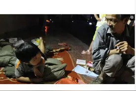 8年前拾荒大叔垃圾桶里捡回女弃婴，没想到如今会收获这样的回报图片