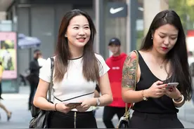 黑色长裤加高跟鞋，让傲人的身姿完美展露出来，具有现代摩登之感图片