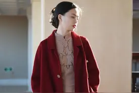 优雅女人必备一件旗袍，初冬“旗袍+大衣”，高级知性不落俗图片