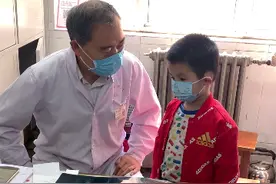 孩子脱衣服卡住头部，导致关节错缝，一招手法秒纠正！图片