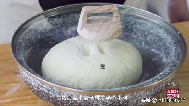 馋嘴街边的烤面筋，教你在家做，面筋劲道有嚼劲，2斤粉做一大把