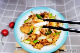 立冬后，这道鸡蛋酱爆葱，一周三次吃不厌，3分钟上桌，特解馋图片