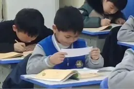 河南一男孩上课收到老师的小纸条，打开一看内容，满脸害羞地笑了图片