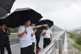 太暖了！武安的他们冒雨第一时间来到群众身边图片