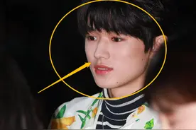 宋亚轩王俊凯师兄弟合体，特意安排撞衫，生图谁丑谁尴尬图片