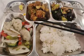 宁德时代员工伙食名不虚传，3元吃到饱，小伙进厂1个月胖了18斤图片