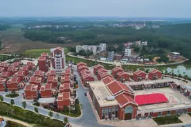 广东“豪气”老板，耗资2亿修建新村，送别墅给村民图片