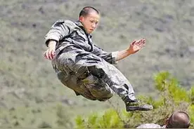 不老的解放鞋 难忘的99式 小小一双军鞋 道尽数十年军工发展历程图片