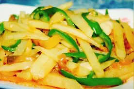 1个土豆、1个青椒、1包榨菜丝，也能炒出爽脆可口营养美味的美食图片