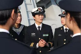 中国首位女舰长巾帼不让须眉 博士学位放弃百万年薪 直言嫁给军舰图片