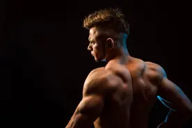 练背4个黄金动作，建议大家不要忽视，它们会帮你练出宽厚背部图片