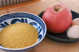 苹果里加2个鸡蛋，不油炸，不烙饼，筷子搅一搅，出锅家人抢着吃图片