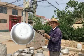 跑几百里远挣钱的农村倒锅人，一天能倒10多口，这个手艺快失传了图片