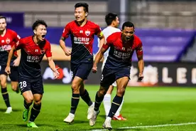 3-2！郜林劲射门将“下蛋”！贝大帅淡定记笔记，郑龙心已死图片