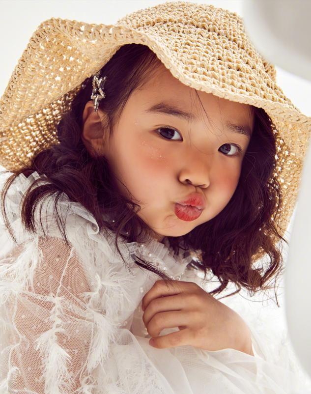 董璇晒5岁女儿写真,白色公主裙配精致波浪卷超萌,被指神似爸爸