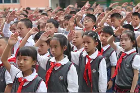 沈阳小学生为烈士扫墓，意外发现自己身世，揭露隐瞒18年的秘密图片