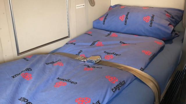 客机长途飞行时，飞行员和空乘人员睡在哪里？