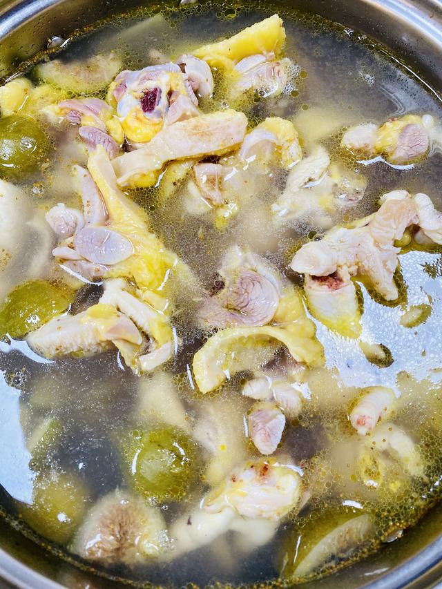 花胶鲍鱼椰子煲鸡 花胶鲍鱼煲鸡汤的功效