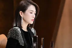 章子怡人美气质佳，黑裙配短发清爽利落，霸气肩章似女将军图片