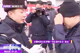 公交车不按规定停靠站台，市民上车不便，交警对公交司机当场处罚视频封面