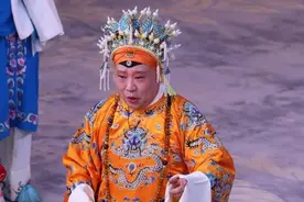 蟒袍究竟有多贵 ?郭麒麟开400万豪车送不起，岳云鹏一送就是好几套图片