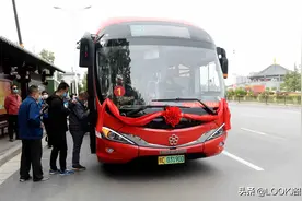 董明珠造的18米长的银隆新能源纯电动公交车在洛阳“开跑”图片